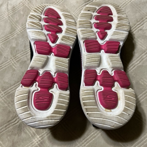 Skechers Size 9 air cooled goga mat sneakers - Picture 3 of 8